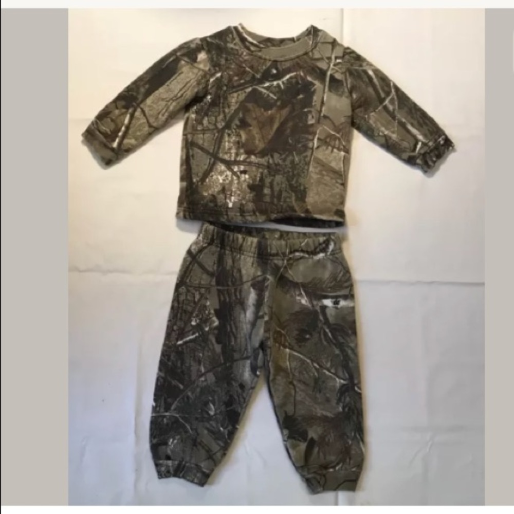 Bass Pro Shop Childs Camouflage sweatsuit. Size: L